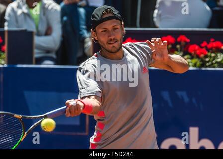 Barcelona, Spanien. 24 Apr, 2019. Barcelona,. 24. April 2019: LUCAS POUILLE (FRA) Gibt den Ball zu David Ferrer (ESP) bei Tag 3 Der 'Barcelona Open Banc Sabadell' 2019. Credit: Matthias Oesterle/Alamy leben Nachrichten Stockfoto