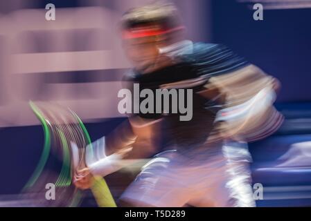 Barcelona, Spanien. 24 Apr, 2019. Barcelona,. 24. April 2019: DAVID FERRER (ESP) gibt den Ball zu Lucas Pouille (FRA) am Tag 3 der 'Barcelona Open Banc Sabadell' 2019. Ferrer gewinnt 6:3, 6:1 Credit: Matthias Oesterle/Alamy leben Nachrichten Stockfoto