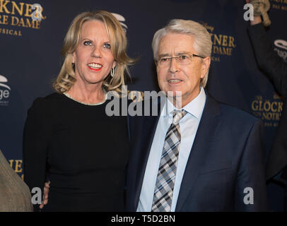 Stuttgart, Deutschland. 18 Feb, 2018. Britta Elstner und Moderator Frank Elstner sind auf dem roten Teppich zur Premiere des Musicals 'Der Glöckner von Notre Dame" im Apollo Theater. Nach Elstner, hat er die Parkinson'sche Krankheit. Er vor drei Jahren bestimmt wurde, Elstner sagte in einem Interview mit "die Zeit". (Dpa' Frank Elstner Kranke fällt mit der Parkinson'schen Krankheit") Quelle: Sebastian Gollnow/dpa/Alamy leben Nachrichten Stockfoto