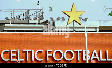 Glasgow, Schottland, Großbritannien. 24 Apr, 2019. Billy McNeill Statue im Celtic Park, Glasgow, Schottland, Billy McNeill Statue im Celtic Park Flagge geflogen bei halber Mast über stadiumt. Credit: Gerard Fähre / alamy Leben Nachrichten Stockfoto