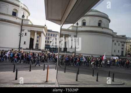 Warszawa, Mazowieckie, Polen. 24 Apr, 2019. Eine Masse von Protestierenden Lehrerinnen und ihre Anhänger gesehen, Bannern, Fahnen und Plakaten während des Streiks. 24. April war der 17. Tag des Streiks polnische Lehrer. Tausende Lehrer und ihre Unterstützer durch Warschau marschierte, ersten, außerhalb des Parlaments und nach, die dem Ministerium für Nationale Bildung (MEN). Die Forderungen der Demonstranten sind immer noch die Gleichen - eine Erhöhung der Löhne und Gehälter bis zu 1.000 PLN. Credit: Attila Husejnow/SOPA Images/ZUMA Draht/Alamy leben Nachrichten Stockfoto