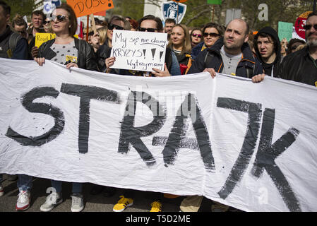 Warszawa, Mazowieckie, Polen. 24 Apr, 2019. Eine Masse von Protestierenden Lehrerinnen und ihre Unterstützer gesehen Holding Banner und Plakate während des Streiks. 24. April war der 17. Tag des Streiks polnische Lehrer. Tausende Lehrer und ihre Unterstützer durch Warschau marschierte, ersten, außerhalb des Parlaments und nach, die dem Ministerium für Nationale Bildung (MEN). Die Forderungen der Demonstranten sind immer noch die Gleichen - eine Erhöhung der Löhne und Gehälter bis zu 1.000 PLN. Credit: Attila Husejnow/SOPA Images/ZUMA Draht/Alamy leben Nachrichten Stockfoto