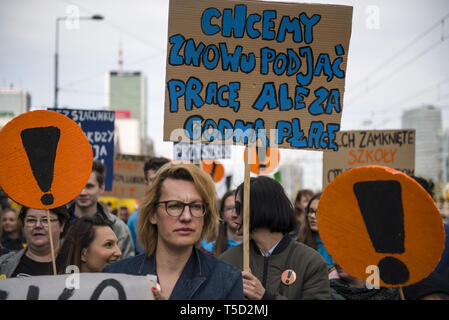 Warszawa, Mazowieckie, Polen. 24 Apr, 2019. Eine Frau gesehen, die ein Plakat zu sagen, wir wollen wieder zu arbeiten, aber für würdig, Gehalt, während des Streiks. 24. April war der 17. Tag des Streiks polnische Lehrer. Tausende Lehrer und ihre Unterstützer durch Warschau marschierte, ersten, außerhalb des Parlaments und nach, die dem Ministerium für Nationale Bildung (MEN). Die Forderungen der Demonstranten sind immer noch die Gleichen - eine Erhöhung der Löhne und Gehälter bis zu 1.000 PLN. Credit: Attila Husejnow/SOPA Images/ZUMA Draht/Alamy leben Nachrichten Stockfoto