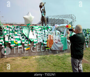 Glasgow, Schottland, Großbritannien. 24 Apr, 2019. Billy McNeill Statue im Celtic Park, Glasgow, Schottland, Billy McNeill Statue im Celtic Park besucht wurde vom ehemaligen Feind Förster aus den 70ern sowie einen Stream von Unterstützern aus allen Clubs wie andere Teams Schals Kapitän John Grieg waren anwesend. Credit: Gerard Fähre / alamy Leben Nachrichten Stockfoto