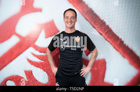 Stuttgart, Deutschland. 24 Apr, 2019. Fussball: Bundesliga, Pk VfB Stuttgart. Trainer Nico Willig nach der Pressekonferenz. Credit: Marijan Murat/dpa/Alamy leben Nachrichten Stockfoto