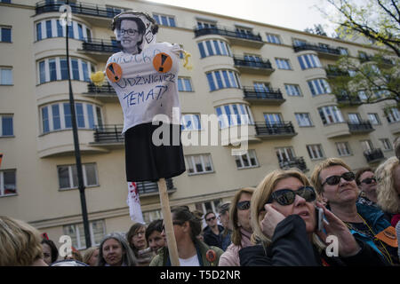 Warszawa, Mazowieckie, Polen. 24 Apr, 2019. Eine Demonstrantin hält die Marionette von Anna Zalewska - der Minister für Bildung während des Streiks. 24. April war der 17. Tag des Streiks polnische Lehrer. Tausende Lehrer und ihre Unterstützer durch Warschau marschierte, ersten, außerhalb des Parlaments und nach, die dem Ministerium für Nationale Bildung (MEN). Die Forderungen der Demonstranten sind immer noch die Gleichen - eine Erhöhung der Löhne und Gehälter bis zu 1.000 PLN. Credit: Attila Husejnow/SOPA Images/ZUMA Draht/Alamy leben Nachrichten Stockfoto
