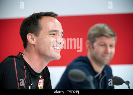 Stuttgart, Deutschland. 24 Apr, 2019. Fussball: Bundesliga, Pk VfB Stuttgart. Trainer Nico Willig (l) und Sportdirektor Thomas Hitzlsperger an der Pressekonferenz nehmen. Credit: Marijan Murat/dpa/Alamy leben Nachrichten Stockfoto