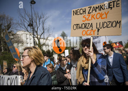 Warszawa, Mazowieckie, Polen. 24 Apr, 2019. Eine Frau gesehen, die eine Plakette, die geschlossene Schulen offene Menschen die Augen!, während des Streiks. 24. April in der 17. Tag war der Streik polnischer Lehrer. Tausende Lehrer und ihre Unterstützer durch Warschau marschierte, ersten, außerhalb des Parlaments und nach, die dem Ministerium für Nationale Bildung (MEN). Die Forderungen der Demonstranten sind immer noch die Gleichen - eine Erhöhung der Löhne und Gehälter bis zu 1.000 PLN. Credit: Attila Husejnow/SOPA Images/ZUMA Draht/Alamy leben Nachrichten Stockfoto