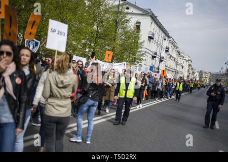 Warszawa, Mazowieckie, Polen. 24 Apr, 2019. Eine Masse von Protestierenden Lehrerinnen und Anhänger gesehen, Bannern, Fahnen und Plakaten während des Streiks. 24. April war der 17. Tag des Streiks polnische Lehrer. Tausende Lehrer und ihre Unterstützer durch Warschau marschierte, ersten, außerhalb des Parlaments und nach, die dem Ministerium für Nationale Bildung (MEN). Die Forderungen der Demonstranten sind immer noch die Gleichen - eine Erhöhung der Löhne und Gehälter bis zu 1.000 PLN. Credit: Attila Husejnow/SOPA Images/ZUMA Draht/Alamy leben Nachrichten Stockfoto