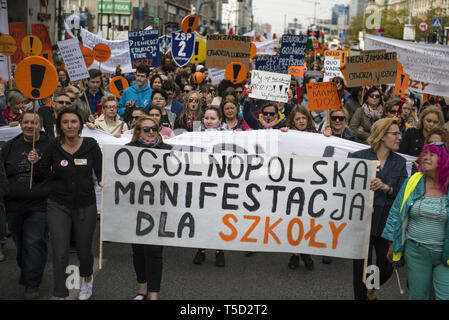 Warszawa, Mazowieckie, Polen. 24 Apr, 2019. Eine Masse von Protestierenden Lehrerinnen und Anhänger gesehen, Bannern, Fahnen und Plakaten während des Streiks. 24. April war der 17. Tag des Streiks polnische Lehrer. Tausende Lehrer und ihre Unterstützer durch Warschau marschierte, ersten, außerhalb des Parlaments und nach, die dem Ministerium für Nationale Bildung (MEN). Die Forderungen der Demonstranten sind immer noch die Gleichen - eine Erhöhung der Löhne und Gehälter bis zu 1.000 PLN. Credit: Attila Husejnow/SOPA Images/ZUMA Draht/Alamy leben Nachrichten Stockfoto