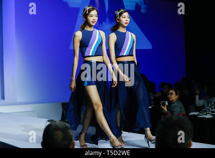 Seoul, Südkorea. 24 Apr, 2019. Modelle zeigen die Uniformen von 2019 Gwangju FINA Weltmeisterschaft in Seoul, der Hauptstadt von Südkorea, 24. April 2019. Quelle: Xinhua Wang Jingqiang/Alamy leben Nachrichten Stockfoto