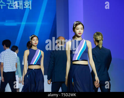 Seoul, Südkorea. 24 Apr, 2019. Modelle zeigen die Uniformen von 2019 Gwangju FINA Weltmeisterschaft in Seoul, der Hauptstadt von Südkorea, 24. April 2019. Quelle: Xinhua Wang Jingqiang/Alamy leben Nachrichten Stockfoto