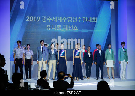 Seoul, Südkorea. 24 Apr, 2019. Modelle zeigen die Uniformen von 2019 Gwangju FINA Weltmeisterschaft in Seoul, der Hauptstadt von Südkorea, 24. April 2019. Quelle: Xinhua Wang Jingqiang/Alamy leben Nachrichten Stockfoto