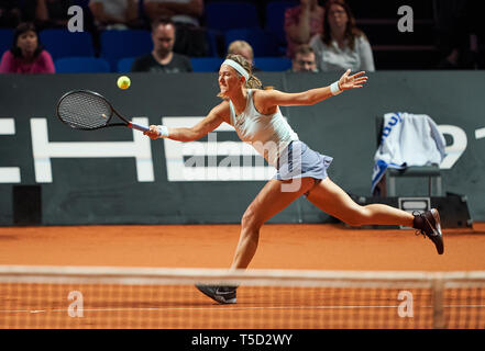 Stuttgart, Deutschland. 24 Apr, 2019. Victoria Azarenka (BLR) in Aktion in ihrem Match gegen Vera Zvonareva (RUS). Azarenka gewann 7-6, 6-4 an der Tennis Grand Prix Porsche Ladies WTA in Stuttgart, den 24. April 2019. Credit: Peter Schatz/Alamy leben Nachrichten Stockfoto