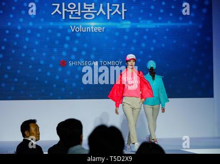 Seoul, Südkorea. 24 Apr, 2019. Modelle zeigen die Uniformen von 2019 Gwangju FINA Weltmeisterschaft in Seoul, der Hauptstadt von Südkorea, 24. April 2019. Quelle: Xinhua Wang Jingqiang/Alamy leben Nachrichten Stockfoto