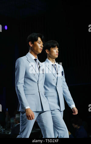 Seoul, Südkorea. 24 Apr, 2019. Modelle zeigen die Uniformen von 2019 Gwangju FINA Weltmeisterschaft in Seoul, der Hauptstadt von Südkorea, 24. April 2019. Quelle: Xinhua Wang Jingqiang/Alamy leben Nachrichten Stockfoto