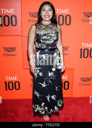 MANHATTAN, NEW YORK CITY, NEW YORK, USA - 23. April: Schauspielerin Yalitza Aparicio das Tragen der roten Valentino kommt an der 2019 Zeit 100 Gala im Frederick S. Rose Hall bei Jazz at Lincoln Center" am 23. April 2019 in Manhattan, New York City, New York, United States. (Foto durch Image Press Agency) Stockfoto