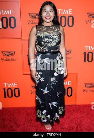 MANHATTAN, NEW YORK CITY, NEW YORK, USA - 23. April: Schauspielerin Yalitza Aparicio das Tragen der roten Valentino kommt an der 2019 Zeit 100 Gala im Frederick S. Rose Hall bei Jazz at Lincoln Center" am 23. April 2019 in Manhattan, New York City, New York, United States. (Foto durch Image Press Agency) Stockfoto