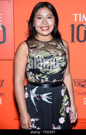 MANHATTAN, NEW YORK CITY, NEW YORK, USA - 23. April: Schauspielerin Yalitza Aparicio das Tragen der roten Valentino kommt an der 2019 Zeit 100 Gala im Frederick S. Rose Hall bei Jazz at Lincoln Center" am 23. April 2019 in Manhattan, New York City, New York, United States. (Foto durch Image Press Agency) Stockfoto