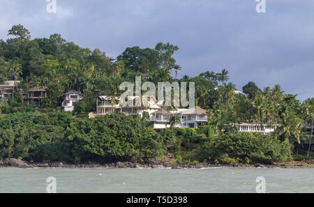 Häuser und Leuchtturm am Eintritt in Port Douglas, Queensland, Australien Stockfoto