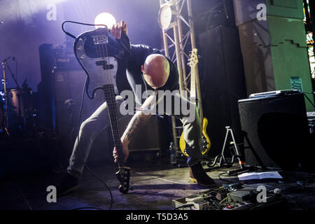 Niederlande, Tilburg - 13. April 2019. Die niederländische Black Metal Band Witte Wieven führt ein Live Konzert während der niederländischen Metal Festival Roadburn Festival 2019 in Tilburg. (Foto: Gonzales Foto - Peter Troest). Stockfoto