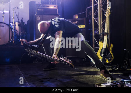 Niederlande, Tilburg - 13. April 2019. Die niederländische Black Metal Band Witte Wieven führt ein Live Konzert während der niederländischen Metal Festival Roadburn Festival 2019 in Tilburg. (Foto: Gonzales Foto - Peter Troest). Stockfoto
