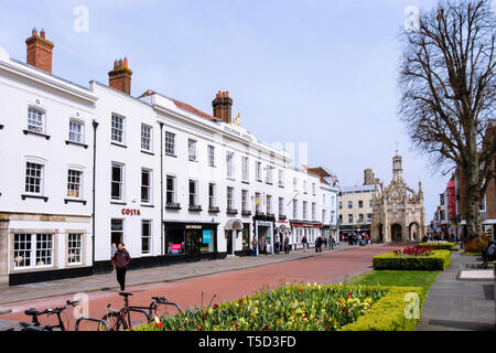 Der alte Markt Kreuz und Geschäfte im alten Dolphin Hotel georgianischen Gebäude im Stadtzentrum. West Street, Chichester, West Sussex, England, Großbritannien, Großbritannien Stockfoto