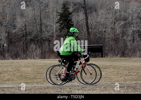 Zwei der besten Möglichkeiten passen, Wandern und Radfahren zu halten. Stockfoto