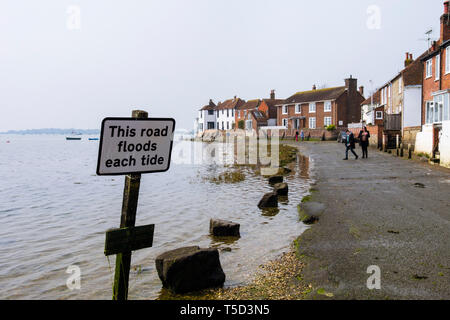 Straße überschwemmungen Warnschild an der Küste wie Gezeiten aus bosham Creek in Chichester Harbour geht. Shore Road, Bosham, West Sussex, England, Großbritannien Stockfoto