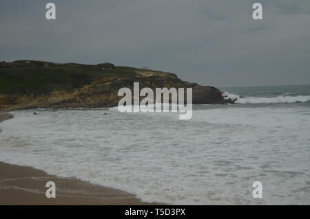 Wunderbare Klippe an einem bewölkten Tag auf große Strand in Colares. Natur, Architektur, Geschichte, Street Photography. April 13, 2014. Colares, Sintra, Lissabon, P Stockfoto