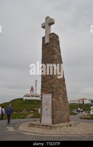 Denkmal mit einem Kreuz auf der Spitze auf der Klippe am Cabo De La Roca in Sintra. Natur, Architektur, Geschichte. April 13, 2014. Cabo De La Roca, Sintra, Li Stockfoto