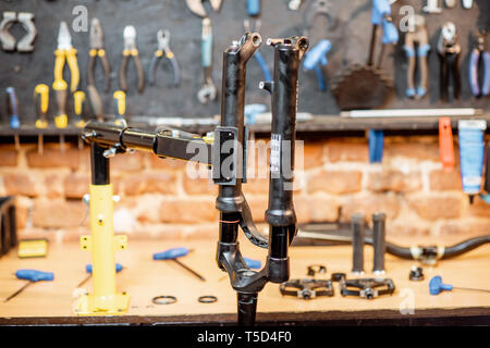 Fahrrad Gabel während der Reparatur hängen an einem Stand in der fahrradwerkstatt Stockfoto