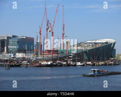 Blick über den Hafen auf die beeindruckenden riesigen grünen Rumpf des Bootes-förmigen Gebäude für NEMO Science & Technology Museum in Amsterdam Stockfoto