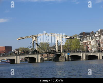 Typisch holländischen Stil des weißen Zugbrücke, oder Klappbrücke, für Fußgänger und Radfahrer am Fluss Amstel in Amsterdam zu überqueren. Stockfoto