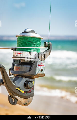 Detail Schuß von Tenax Brandungfischen Haspel mit unscharfen Ozean Hintergrund Stockfoto