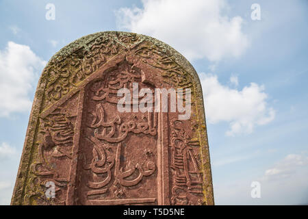 Alten muslimischen Friedhof in der Nähe von Agstafa, Aserbaidschan mit Schriften auf Farsi für Grafik- und Webdesign, Webseite oder mobile App. Stockfoto