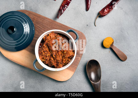 Indische Pickles in Keramik Schüssel Stockfoto