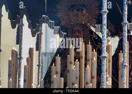 Schwimmstellung mit Jesus und der Jungfrau Maria bei der heiligen Woche in Sevilla, Spanien Stockfoto