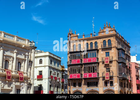 Ostern Dekorationen und schöne historische Architektur im Zentrum von Sevilla, Spanien Stockfoto