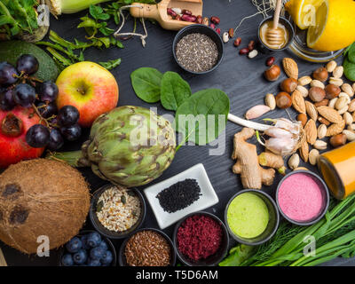 Gesunde Lebensmittel sauber essen Auswahl: Obst, Gemüse, Samen, Nüsse, superfood, Blatt-, Gemüse-, Honig auf Holz- Hintergrund Stockfoto