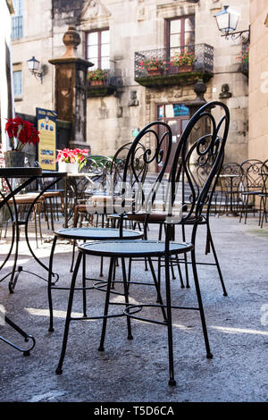 Street Cafe mit Metall Tische und Stühle in Barcelona, Spanien Stockfoto