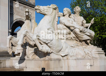 Statue von Neptun in einem Wagen (die Navigation), vor Der glamorgan Gebäude im Civic Center, cathays Park, Cardiff Stockfoto