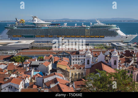 Luftaufnahme von miradouro das Portas do Sol Aussichtspunkt in Alfama von Lissabon, Portugal mit der Autonomie der Meere Kreuzfahrtschiff Stockfoto