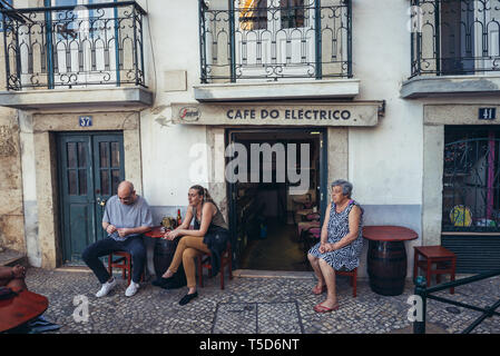 Café, Electrico bar ona Rua do Salvador Straße im Stadtteil Alfama von Lissabon, Portugal Stockfoto
