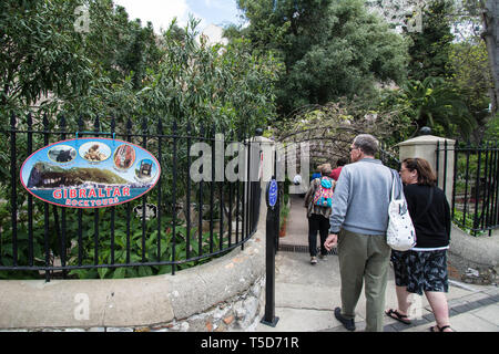 Gibraltar Eingang zu botanischen Gärten und Schildertüren Menschen gehen vor Pflanzen Pflanzen Geländer Schiene schwarz lackierte Bäume Büsche Baumtüte Stockfoto