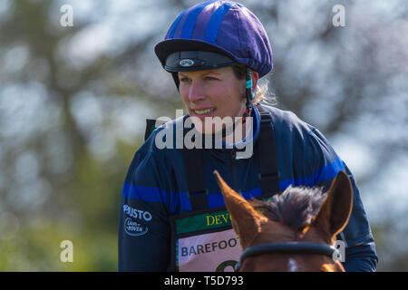 Burnham Market International Horse Trials, Burnham Market, Norfolk, England, 13. April 2019. Zara Tindall und ihrem Pferd Watkins an die Cro-nehmen Stockfoto