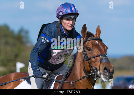 Burnham Market International Horse Trials, Burnham Market, Norfolk, England, 13. April 2019. Zara Tindall und ihrem Pferd Watkins an die Cro-nehmen Stockfoto