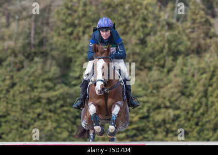 Burnham Market International Horse Trials, Burnham Market, Norfolk, England, 13. April 2019. Zara Tindall und ihrem Pferd Klasse Angelegenheit nehmen Teil an. Stockfoto