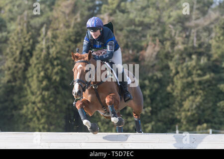 Burnham Market International Horse Trials, Burnham Market, Norfolk, England, 13. April 2019. Zara Tindall und ihrem Pferd passen meiner Klasse teilnehmen. Stockfoto