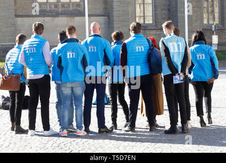 Orebro, Schweden - 17 April, 2019: Mitglieder der schwedischen politischen konservativen Partei Moderaterna mit dem Rücken zur Kamera an der Stadt hal gedreht Stockfoto